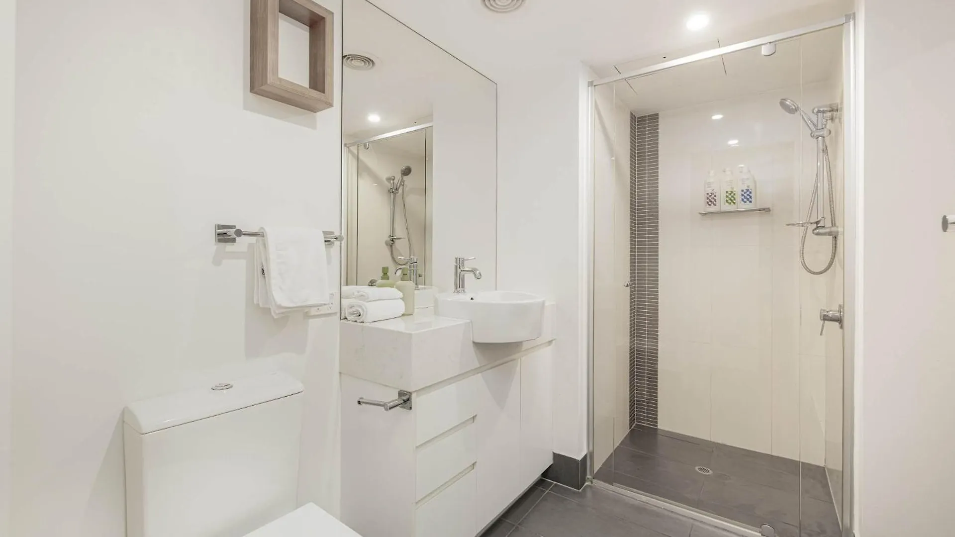Chic City Escape 2Br Apt Near Convention Centre 브리즈번 아파트